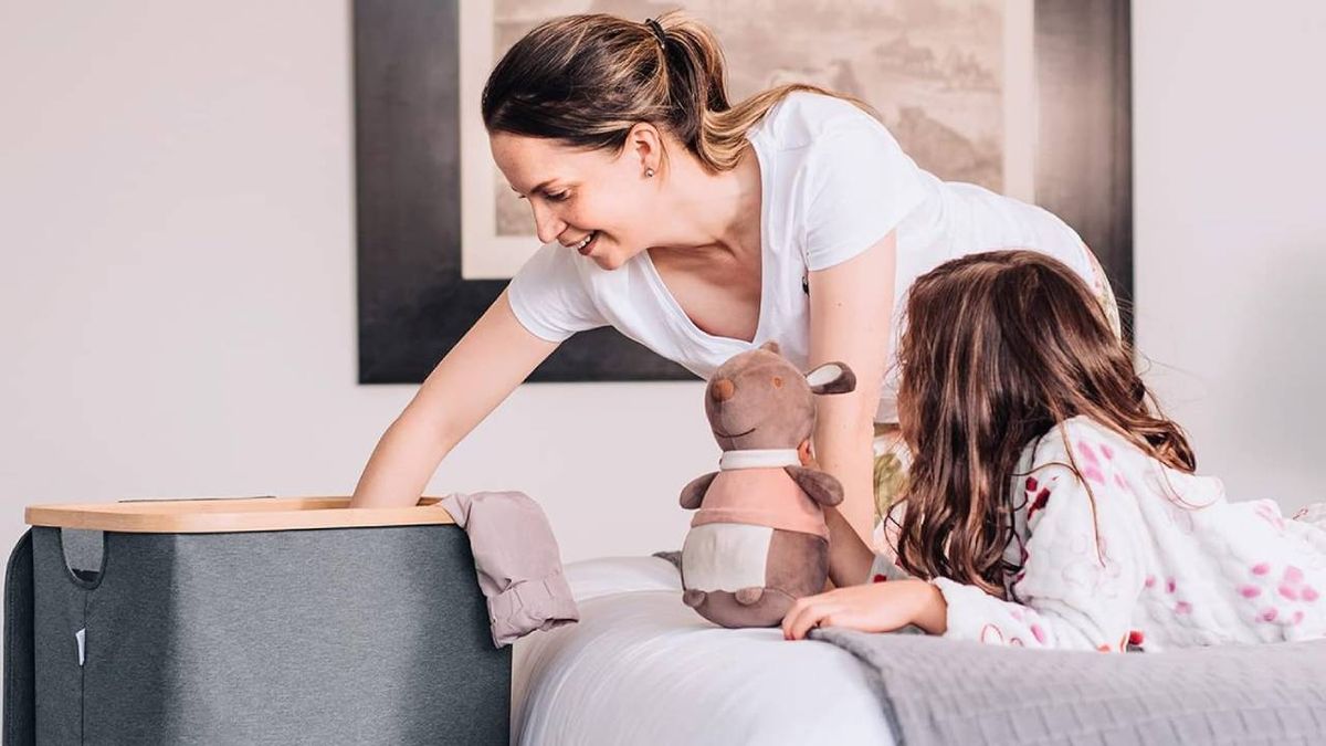 Madre e hija organizando el cesto de la ropa sucia.