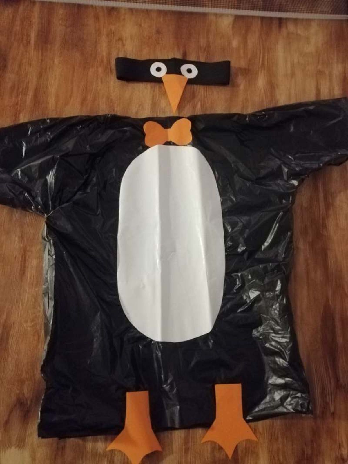 Disfraz de pingüino utilizando una bolsa de basura