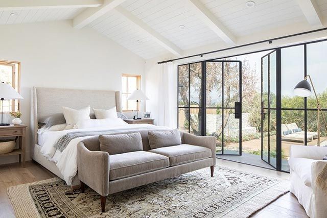 Ideas originales para decorar el pie de cama del dormitorio 8