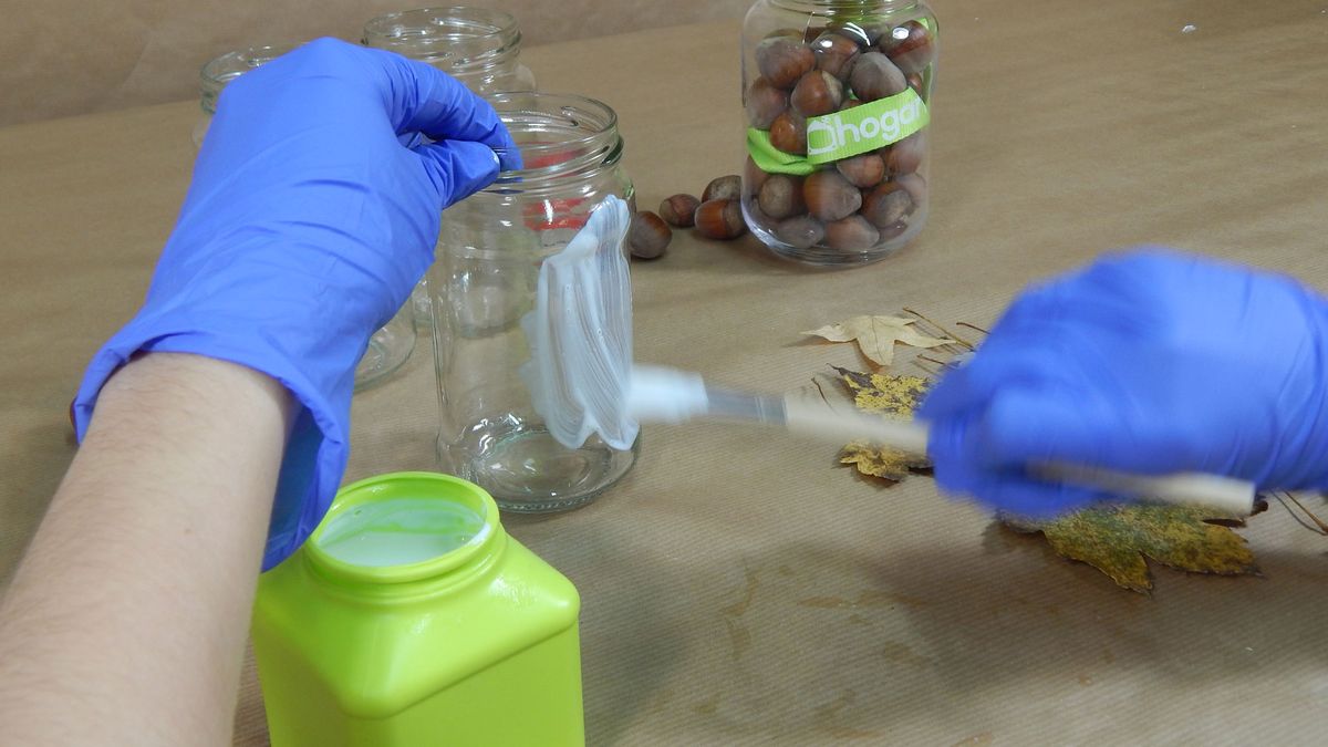Cómo decorar tarros de cristal con hojas secas paso 1