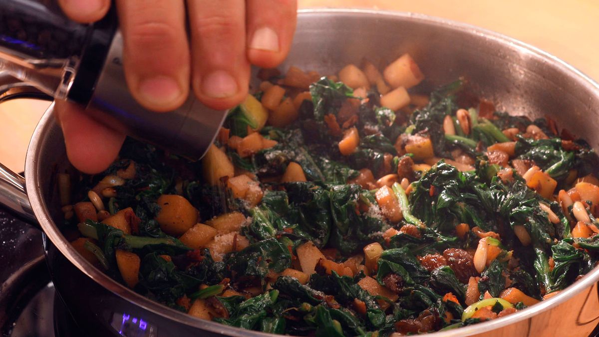 Espinacas salteadas con manzana, piñones y pasas   Paso 4