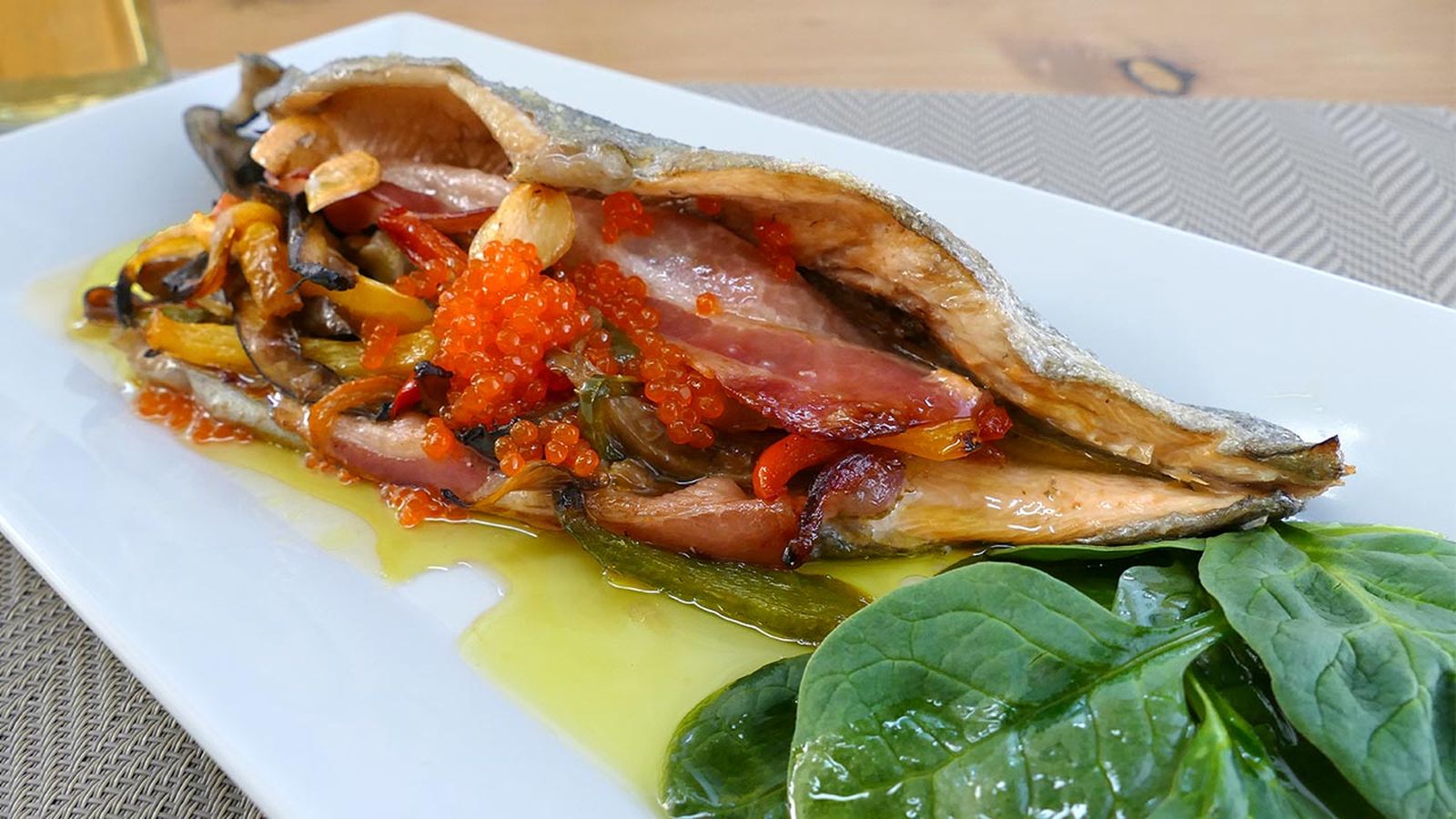 Receta de trucha al horno rellena de bacon, pimientos y setas