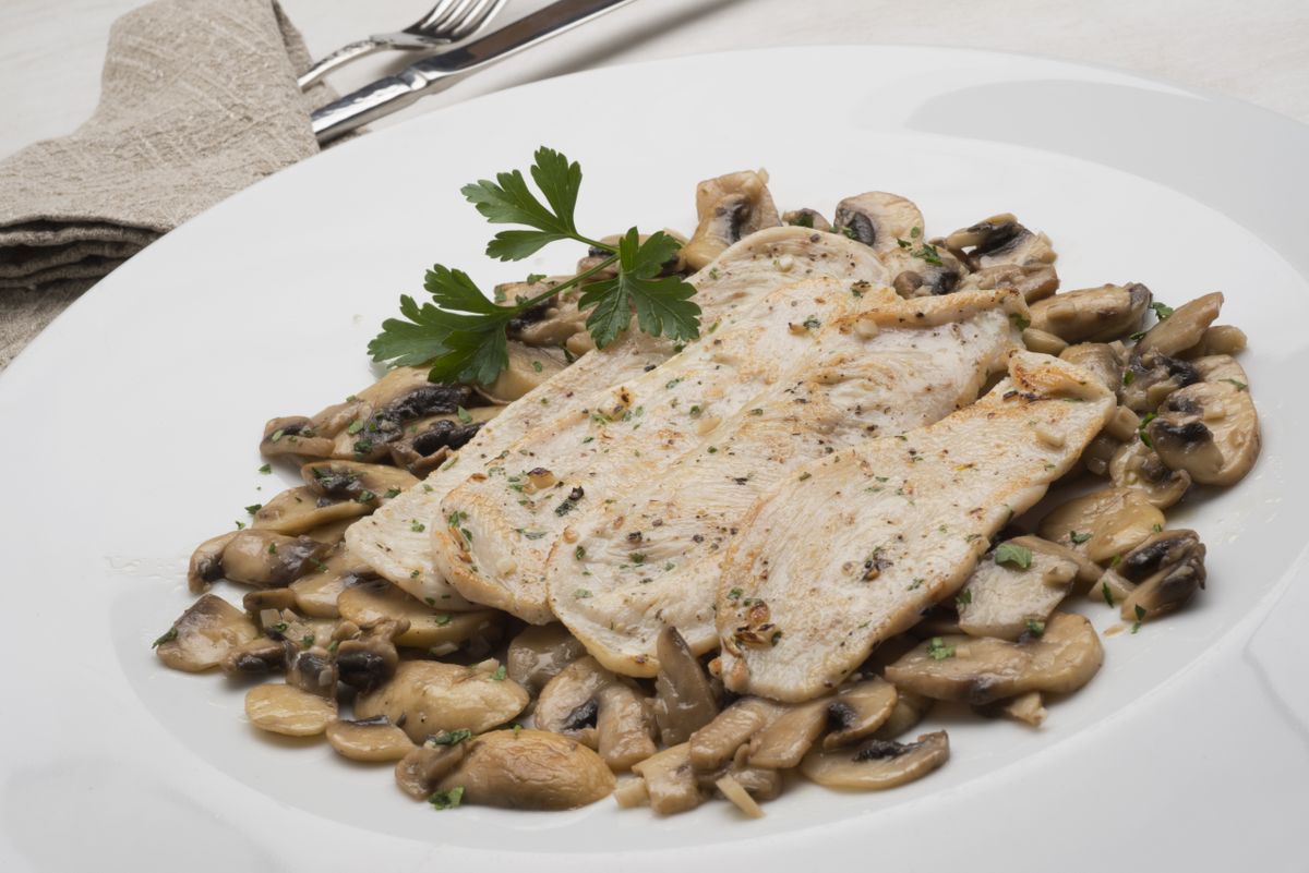 05B pollo a la plancha con champinones al ajillo