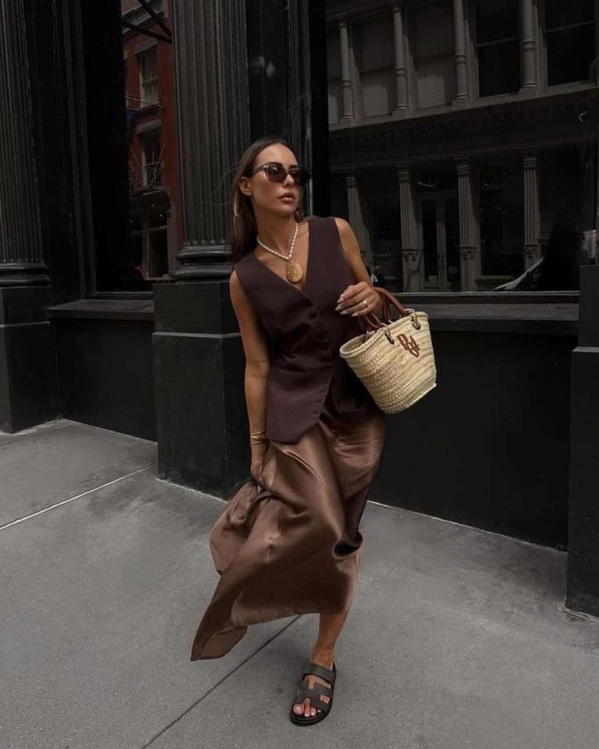 Chaleco y falda marrón.