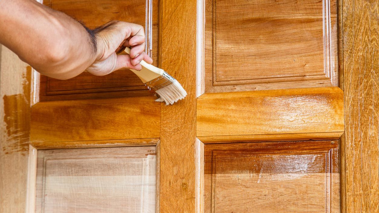 como pintar y barnizar puerta 2