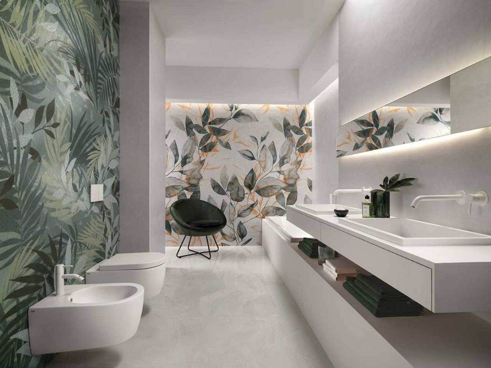 Baño con paredes de flores.