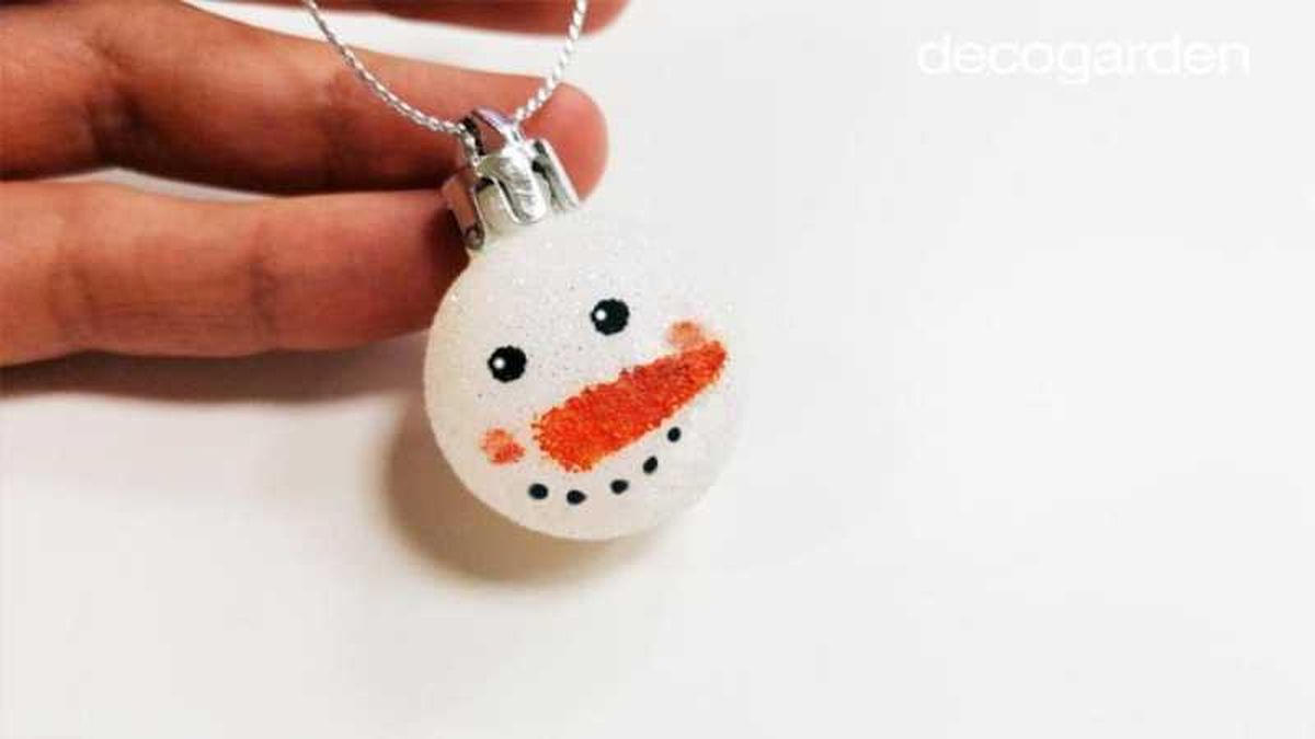 Bola de Navidad con muñeco de nieve pintado.