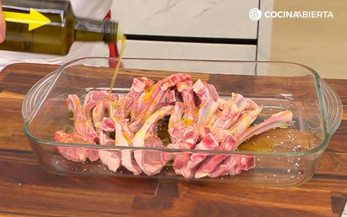 Sazona las chuletillas de cordero