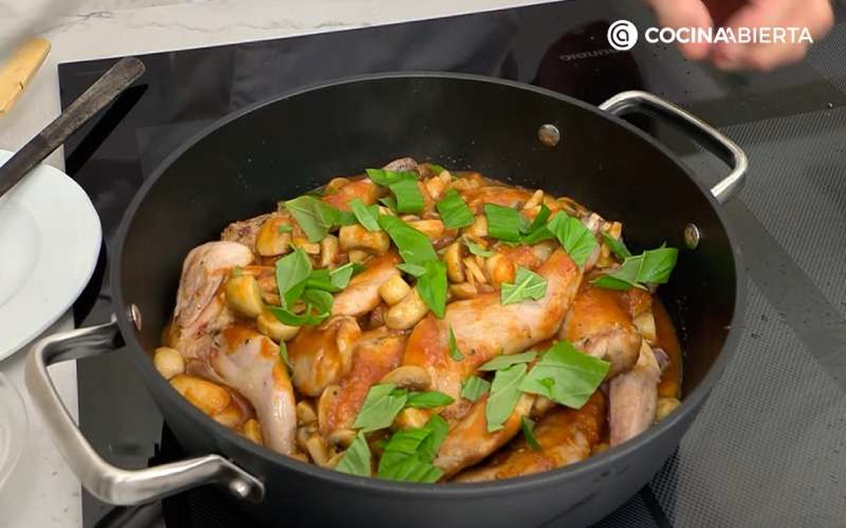 Incorpora las hojas de albahaca al guiso