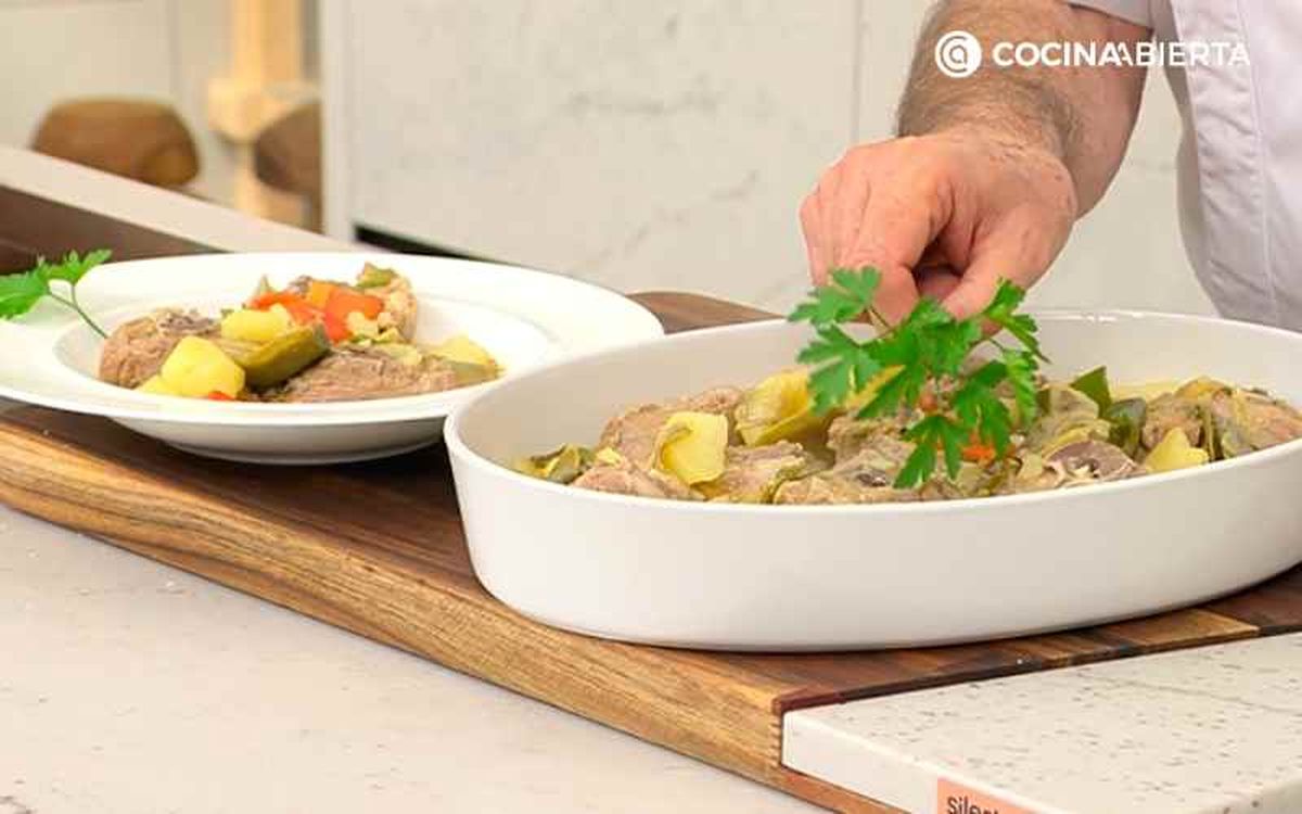 Sirve y decora con una hoja de perejil