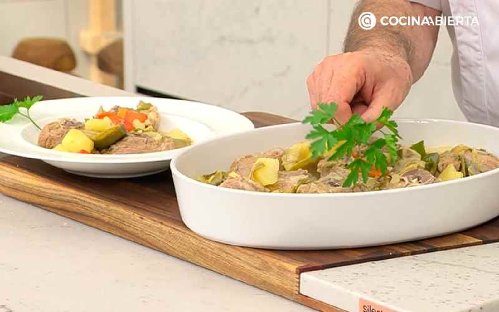 Sirve y decora con una hoja de perejil
