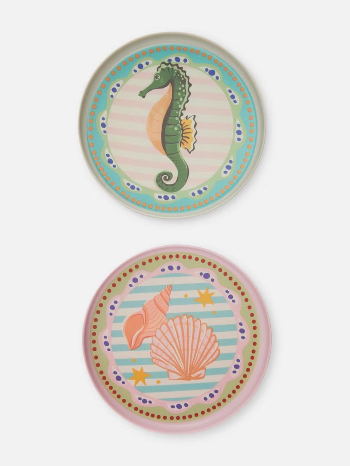 Pack de dos platos con estampado de caballito de mar y concha y caracola.