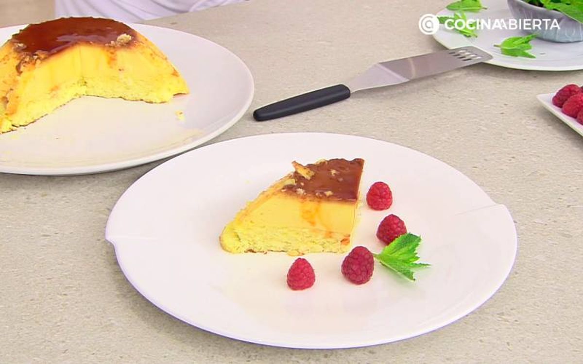 Elaboración de la receta de flan de coco de Karlos Arguiñano - Sirve el flan de coco
