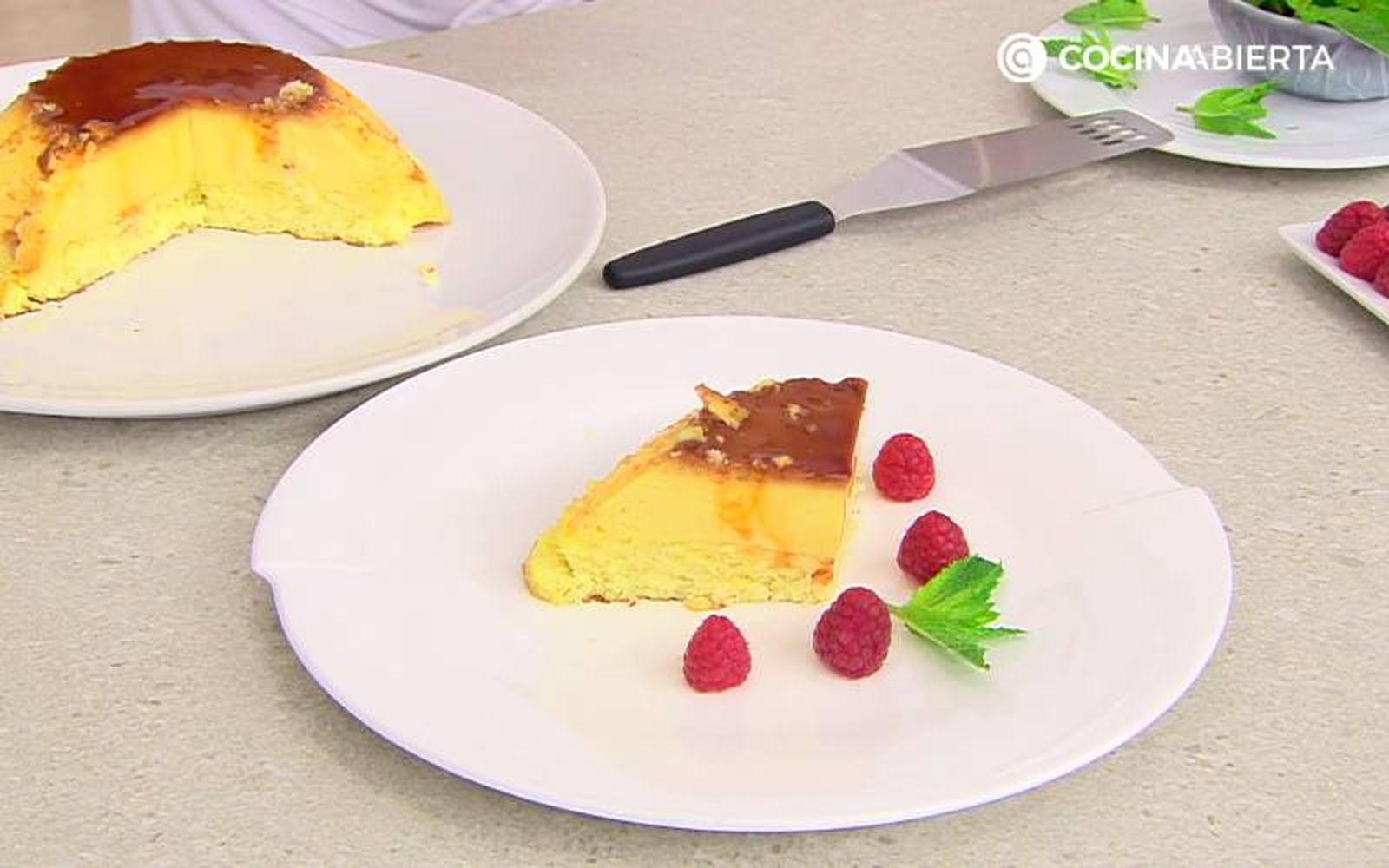 Elaboración de la receta de flan de coco de Karlos Arguiñano - Sirve el flan de coco