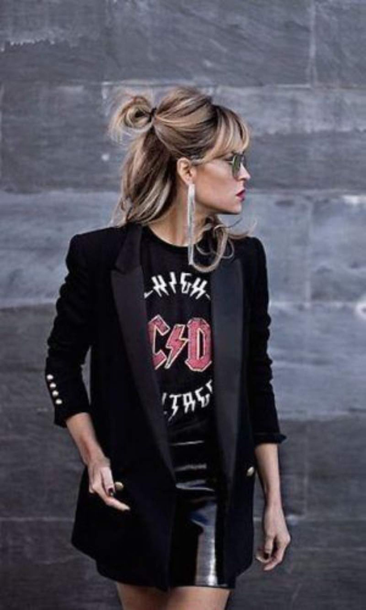 Camiseta de AC/DC con minifalda y blazer negra