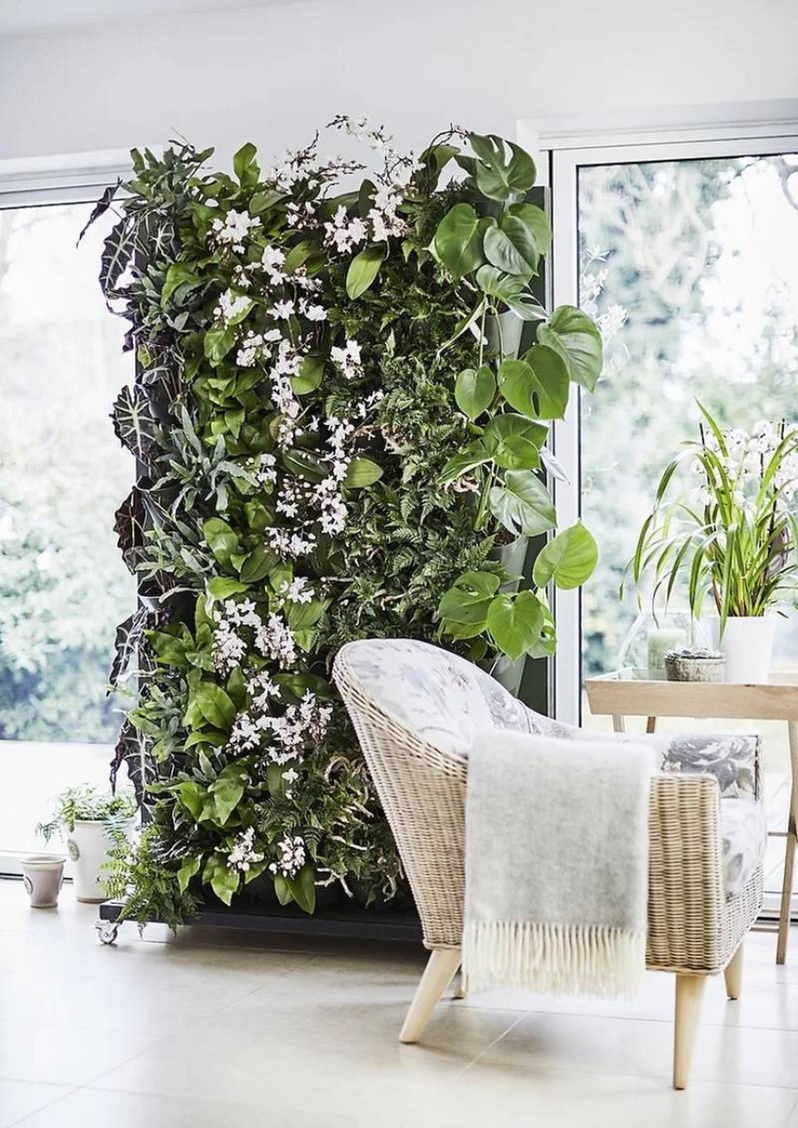 Salón con jardín vertical en una pared.