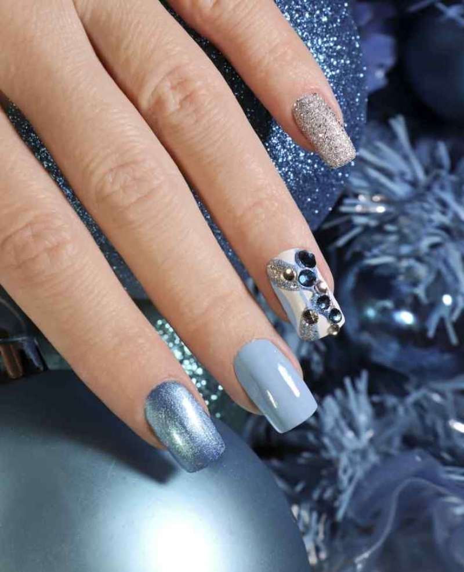 Uñas de Navidad en tonos azules