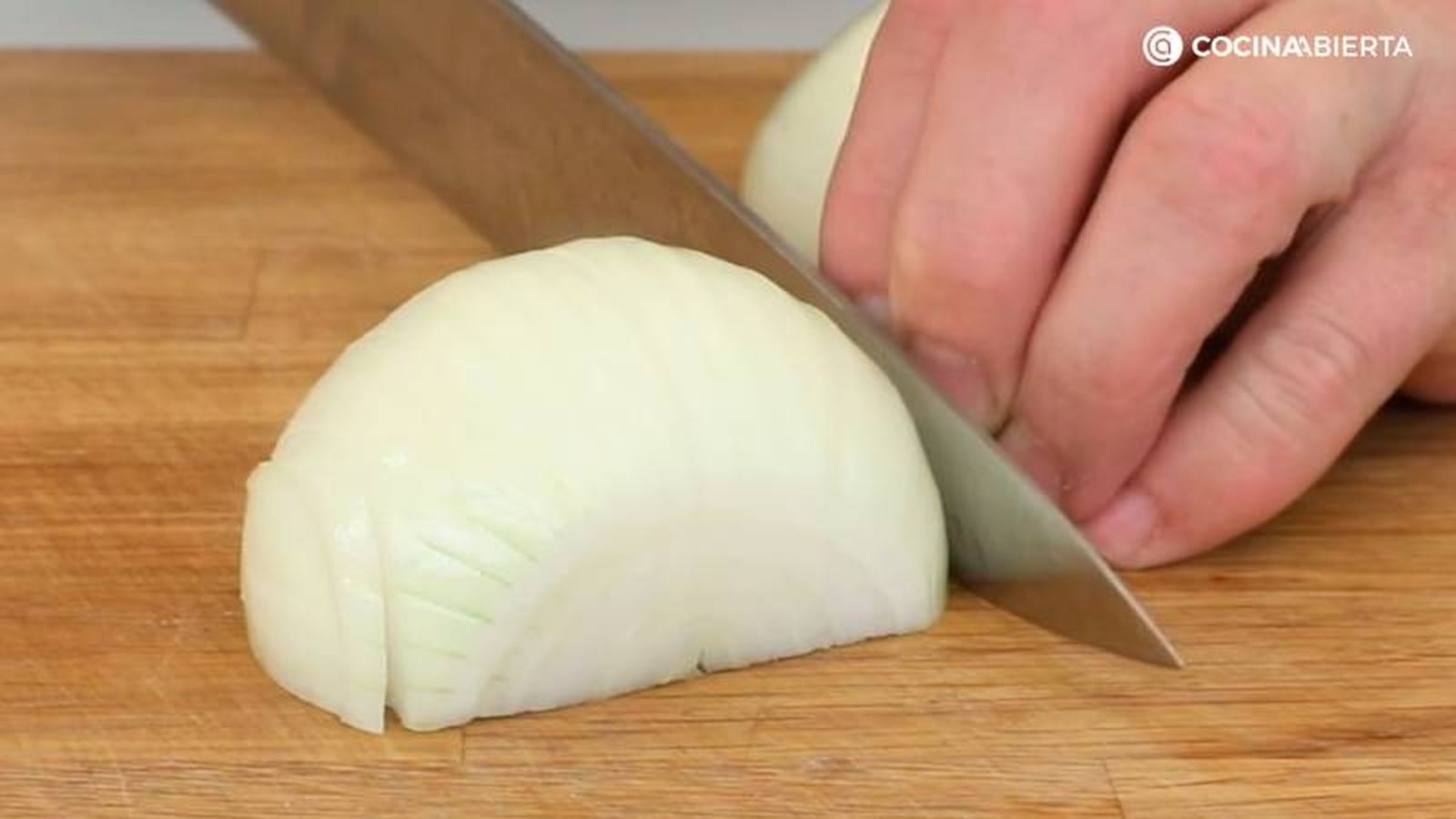 Pica los ajos y la cebolla y corta las zanahorias en rodajas