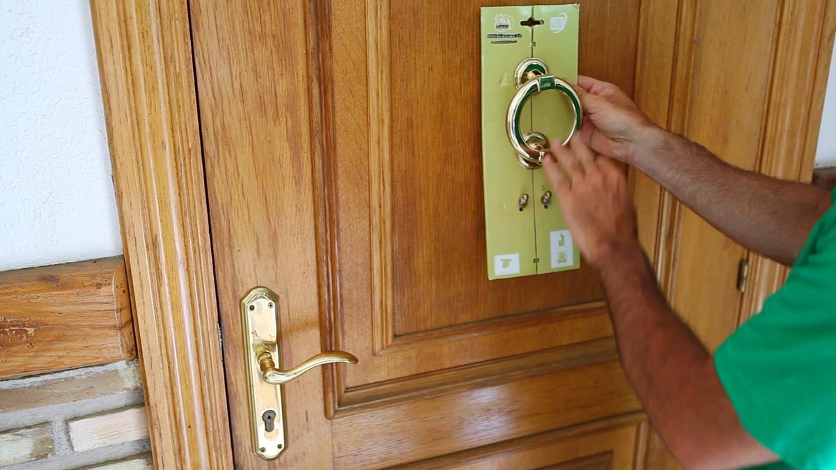 BRIC0_801_instalar una aldaba paso1