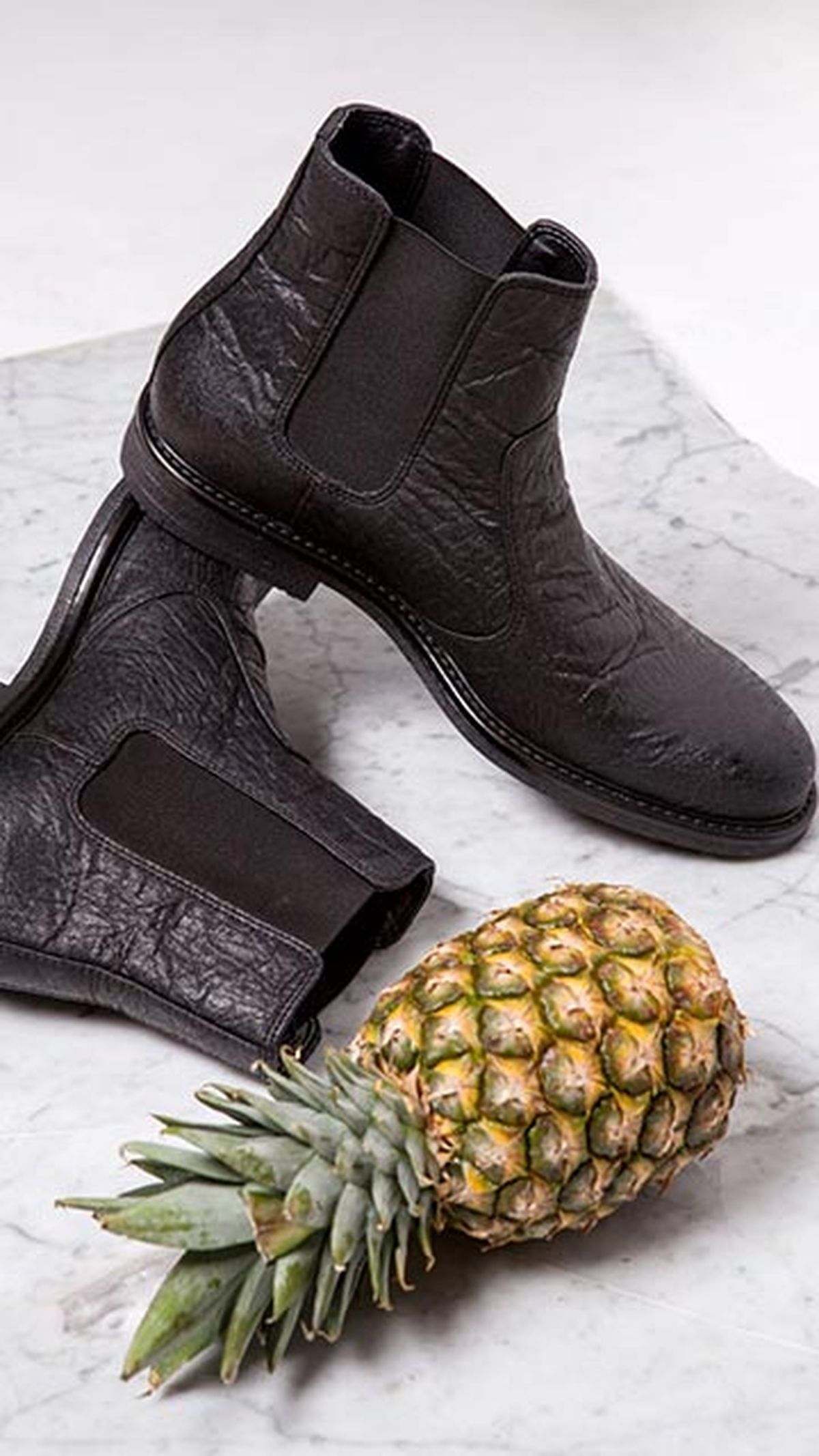 convertir las hojas de pina en una alternativa sostenible al cuero botas