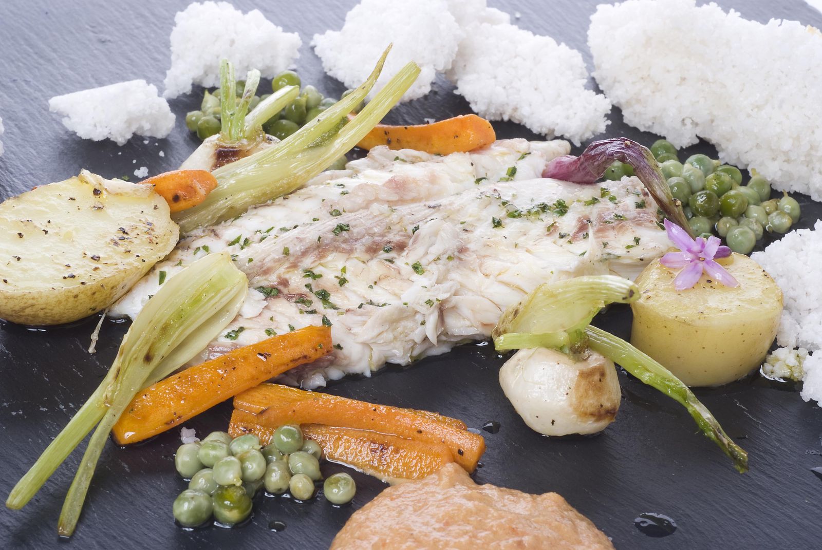 0247 (0325) SARGO A LA SAL CON VERDURAS Y SALSA ROMESCO 1