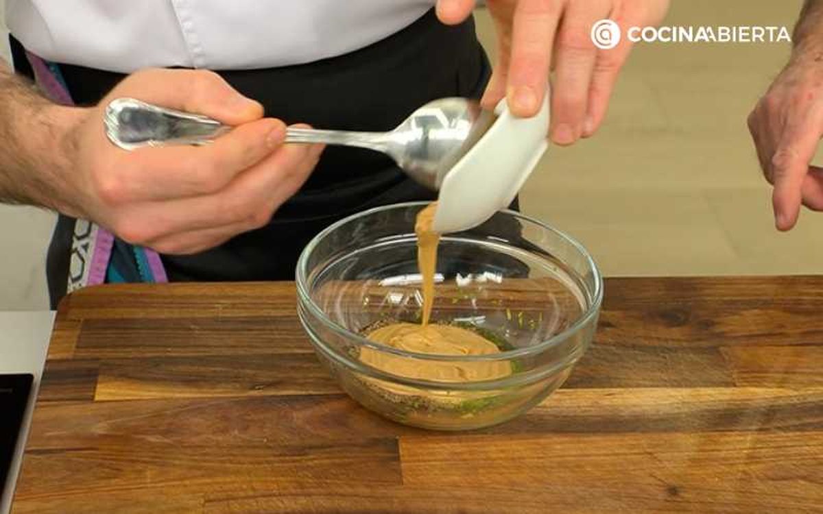 Prepara la salsa para el poke bowl de quinoa