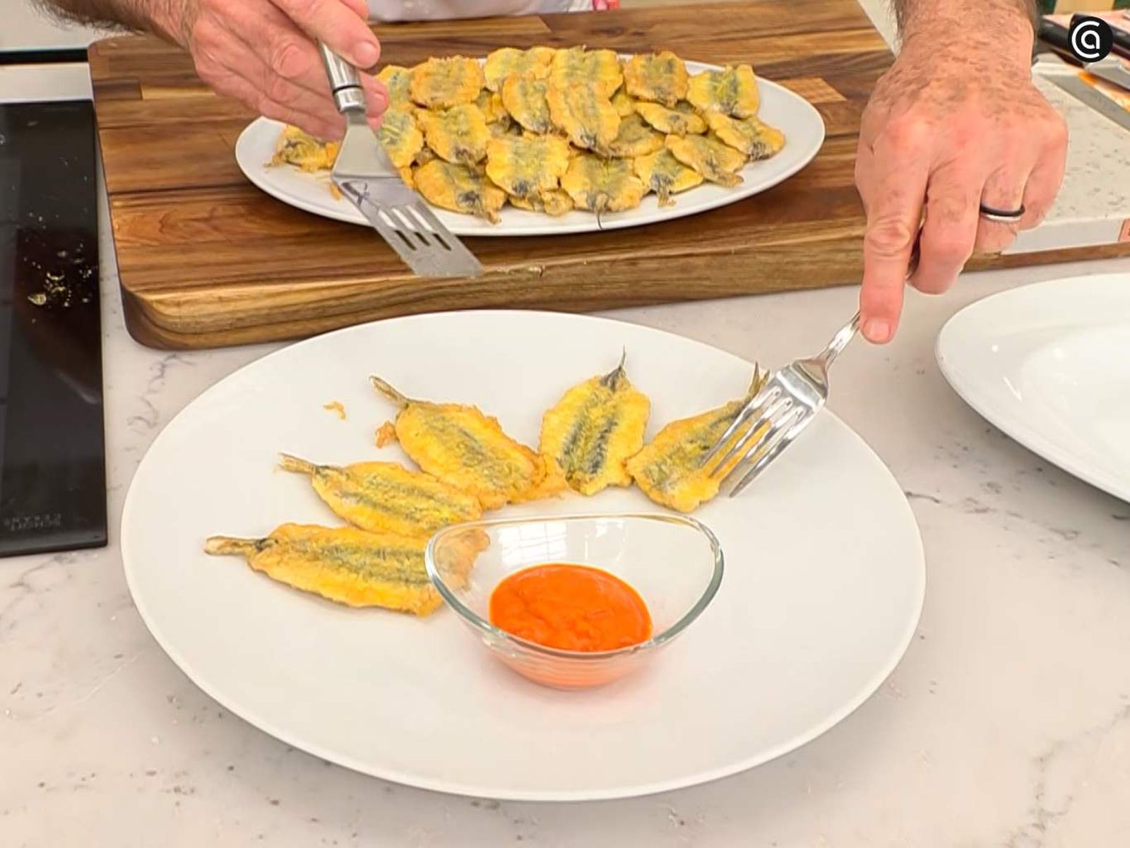 Sirve las anchoas rebozadas con salsa de piquillos