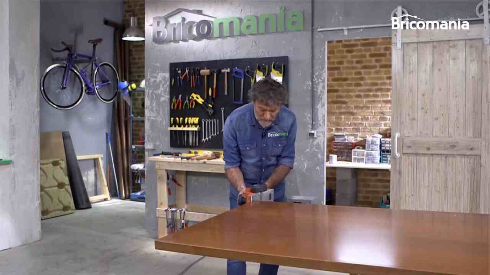 Kristian reparando una puerta hinchada por la humedad