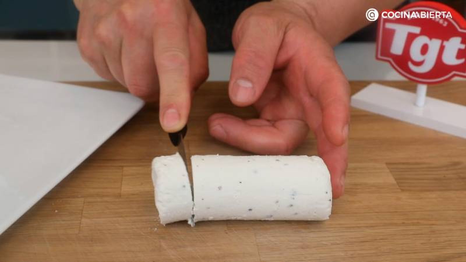 Corta el rulo de queso de cabra