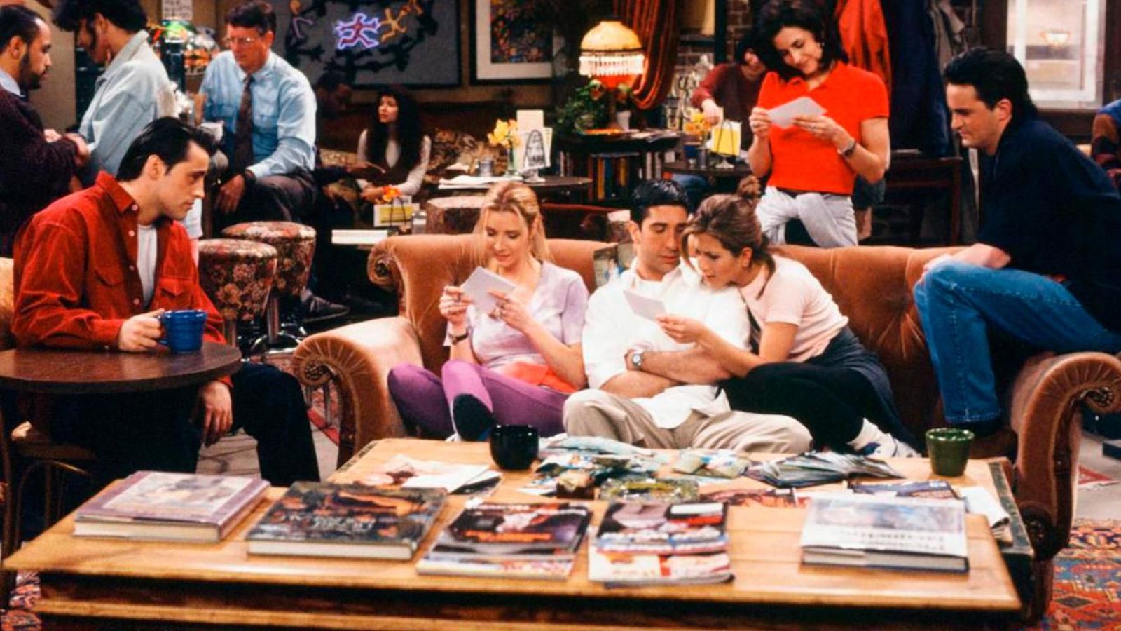 Personajes de Friends sentados en el sofá tipo Chester del Central Perk.