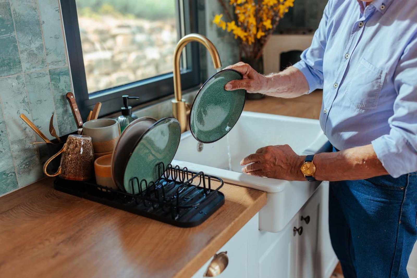 Los escurreplatos mantienen tu cocina organizada a la vez que secan los platos de forma natural