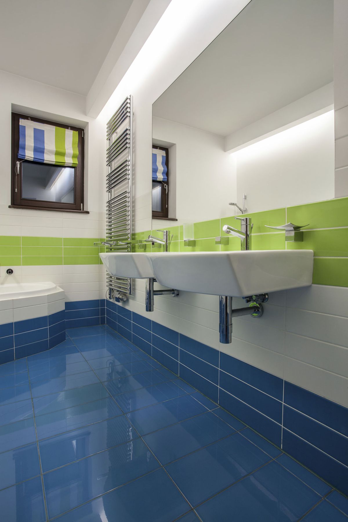 Decoración de baño en verde y azul 1