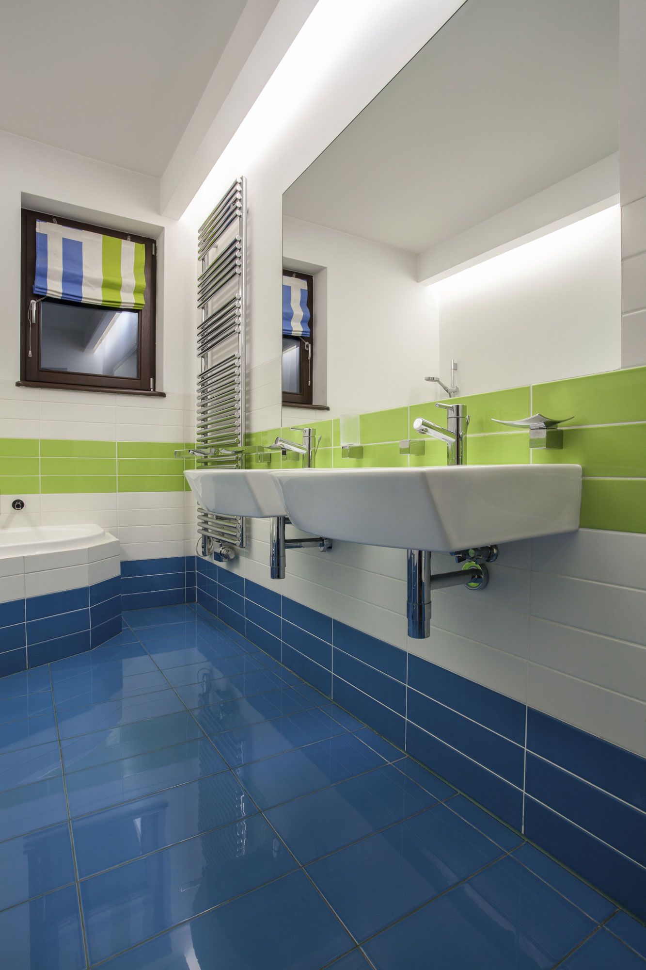 Decoración de baño en verde y azul 1