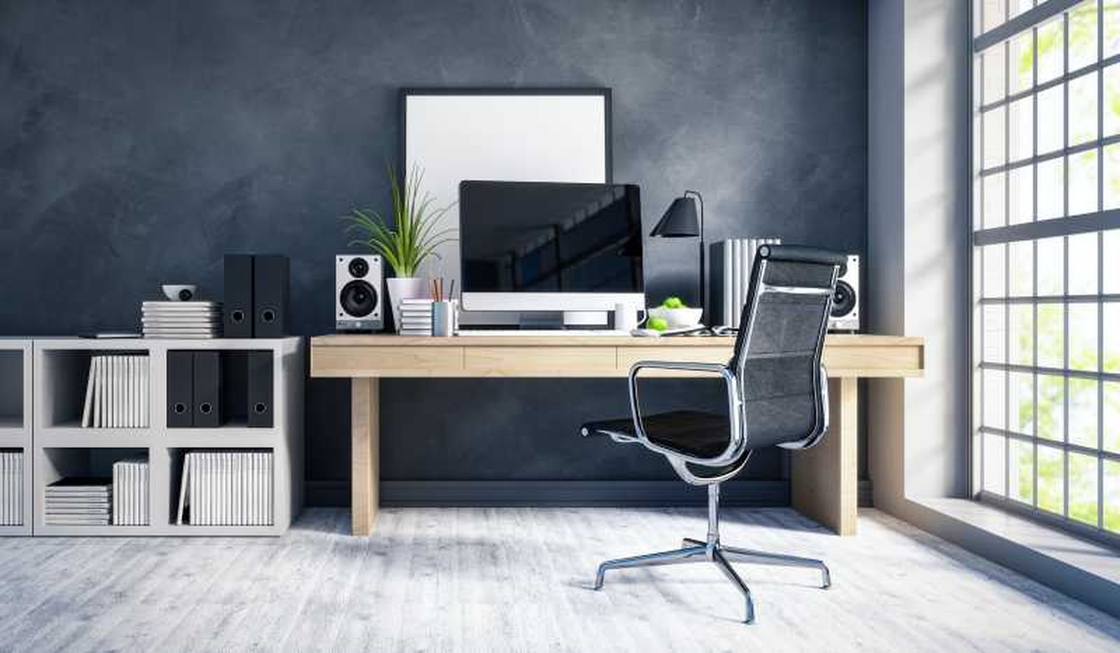 Estudio con silla ergonómica.