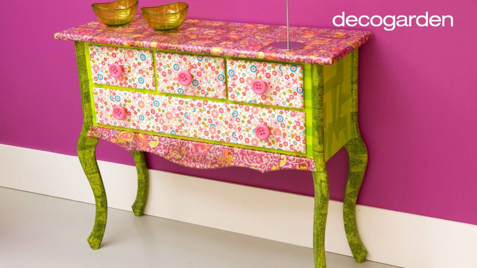 Mueble restaurado con la técnica decoupage.