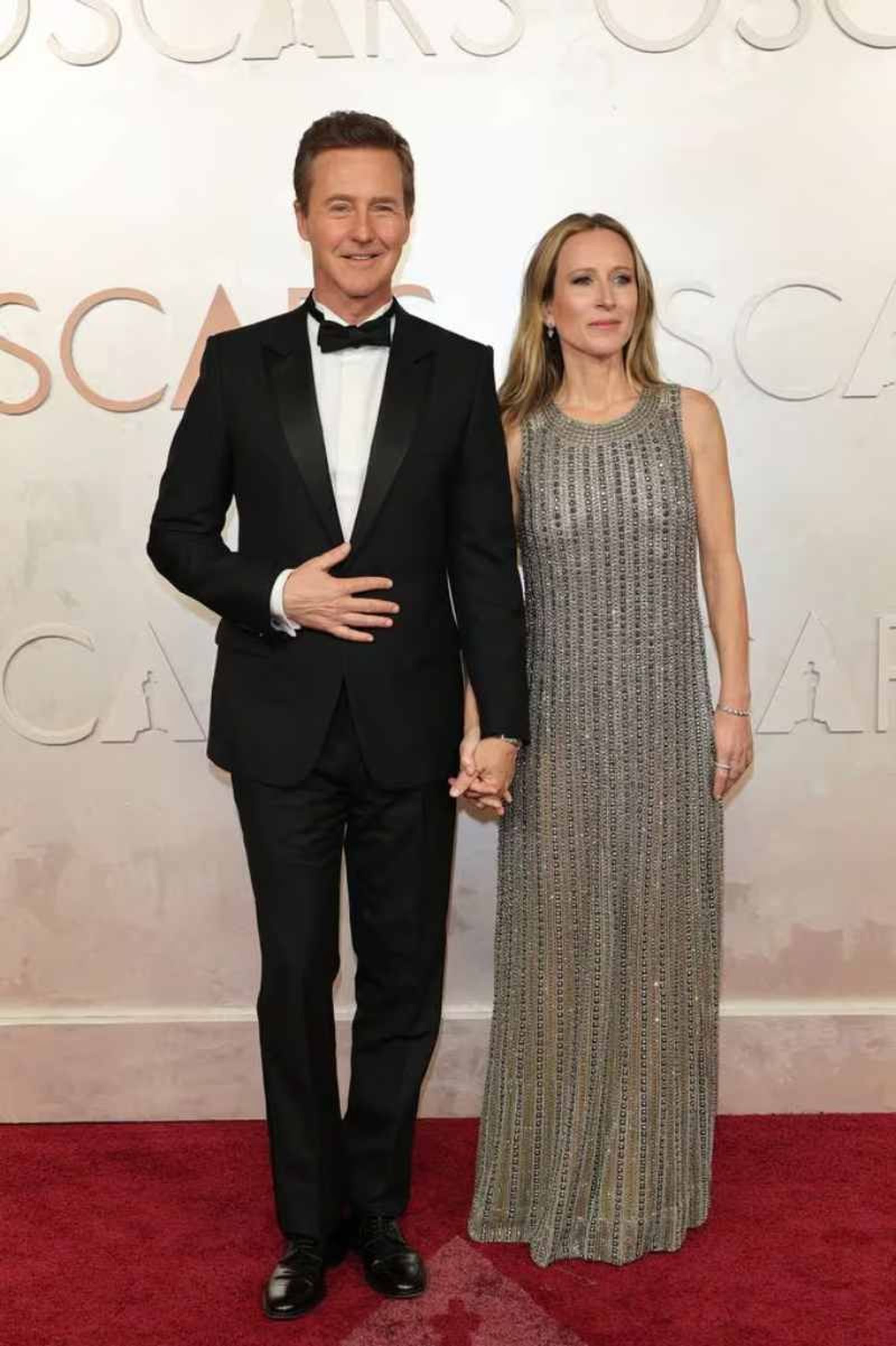 Shauna Robertson y Edward Norton en la alfombra roja de los Premios Oscar 2025