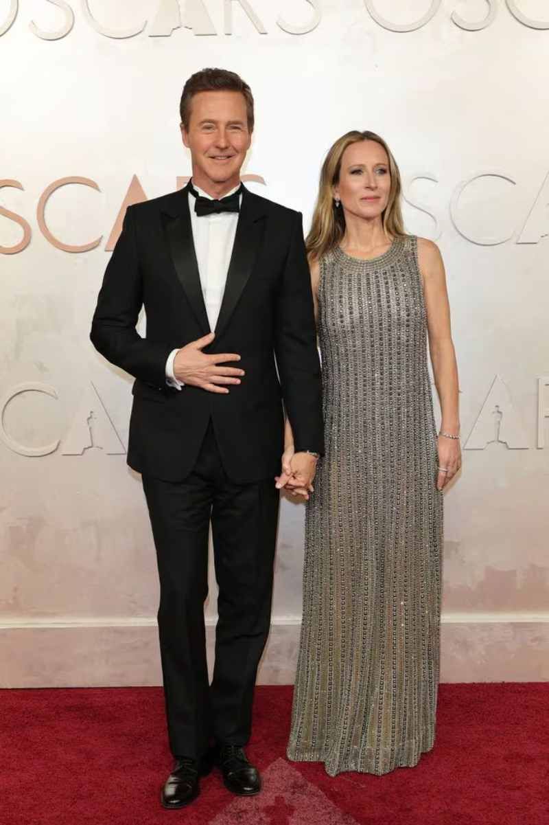 Shauna Robertson y Edward Norton en la alfombra roja de los Premios Oscar 2025