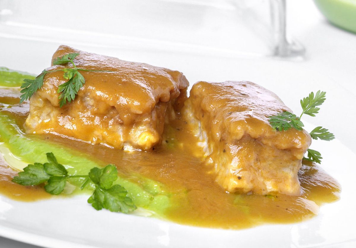 Lengua en salsa con guisantes