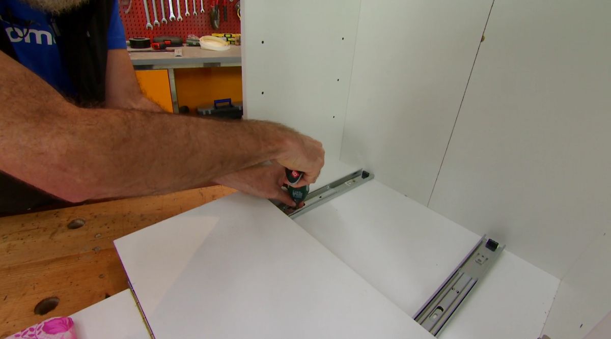 Armario para tabla de planchar oculta paso 11