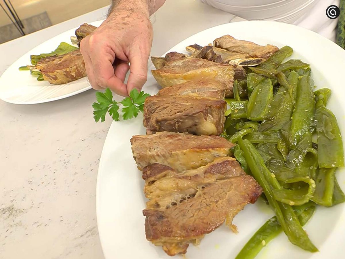 Sirve la costilla de ternera asada con pimientos verdes