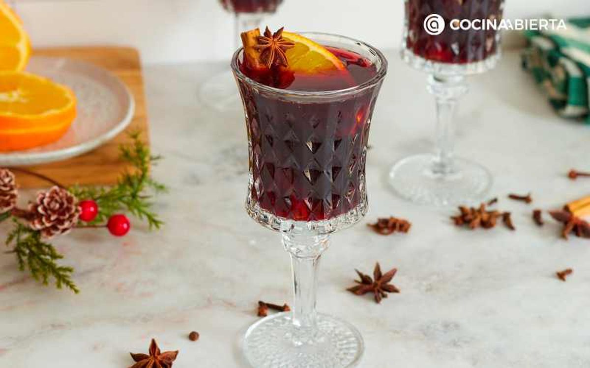 Sirve el vino caliente y decora