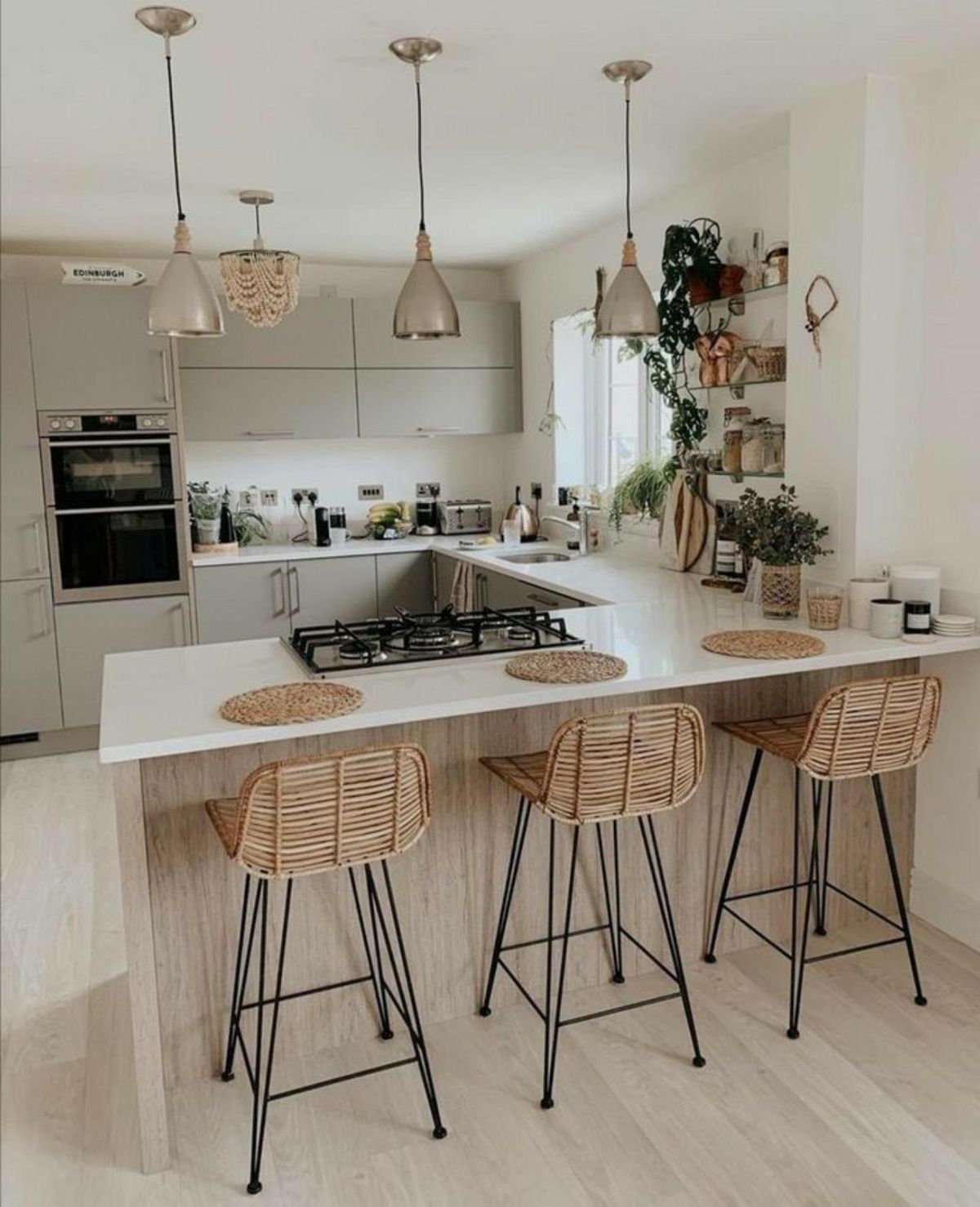 Cocina con los fogones en la península.