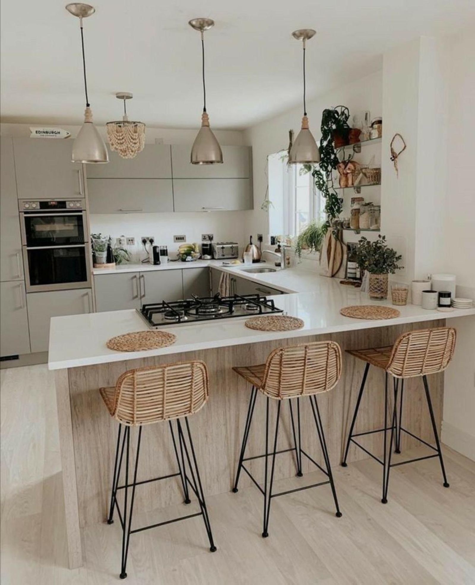 Cocina con los fogones en la península.