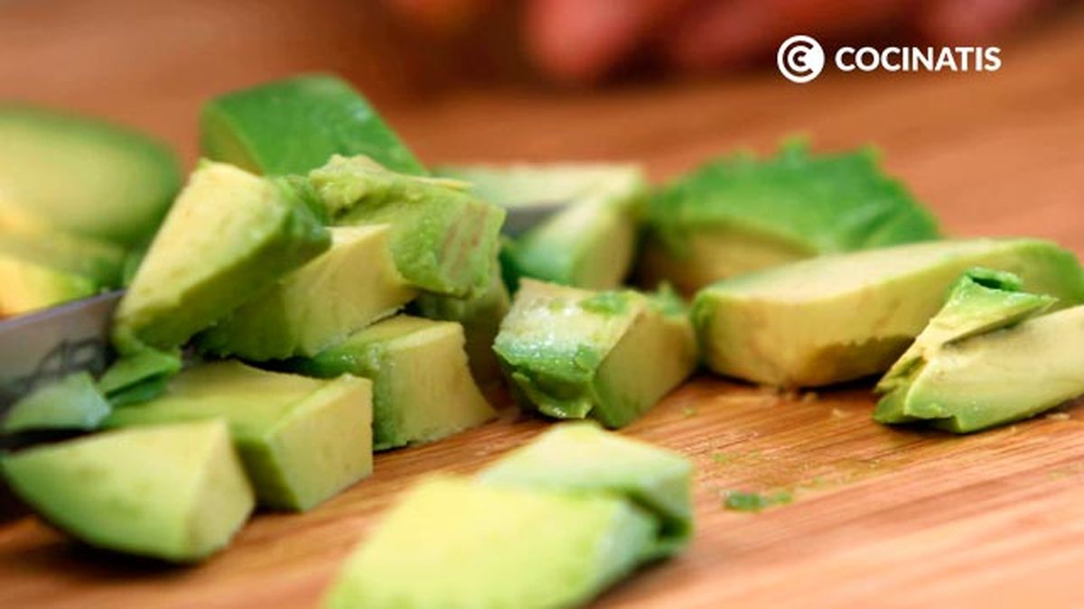 Receta de timbal de langostinos y aguacate  paso 2