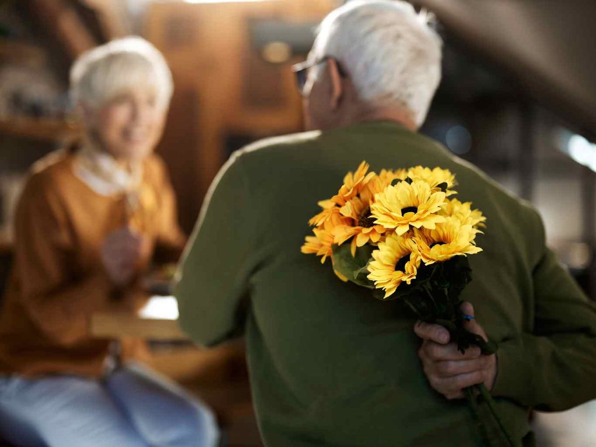 Regalar flores amarillas es un gesto de afecto y calidez.