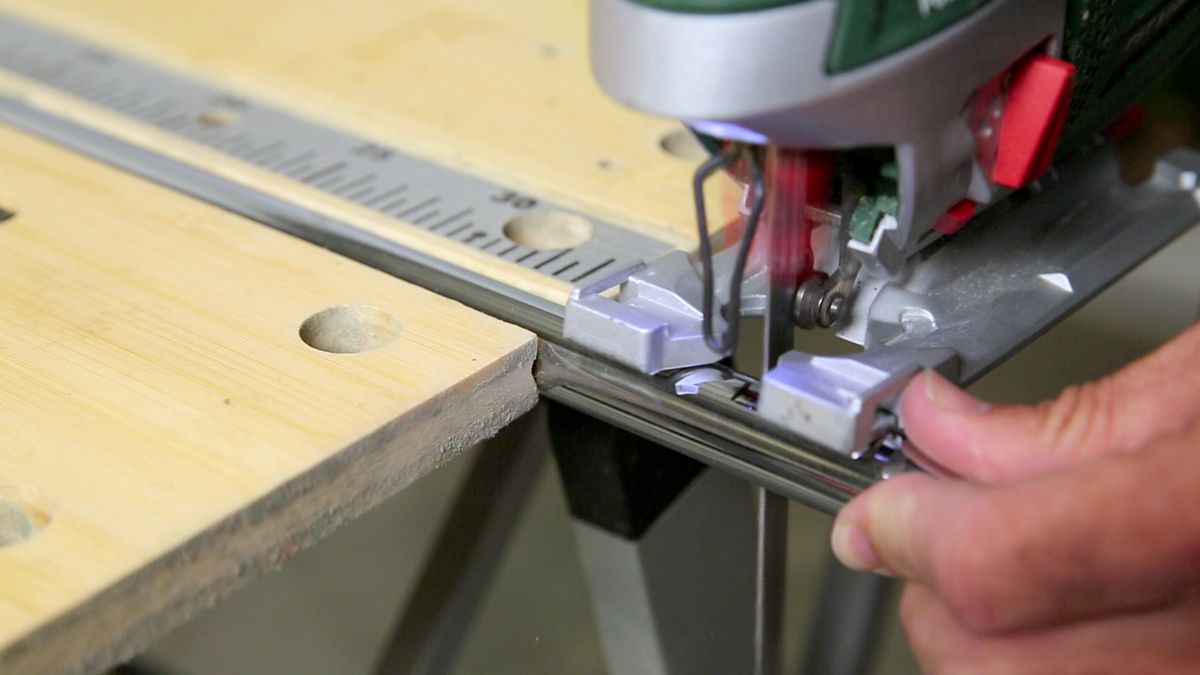 Colocar barra colgador de armario paso 4