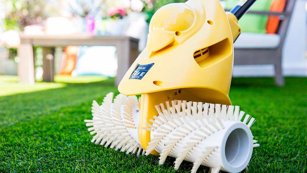 Como barrer y peinar el cesped artificial