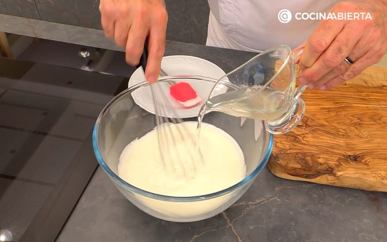 Añade la gelatina disuelta a la mezcla de yogur y leche condensada