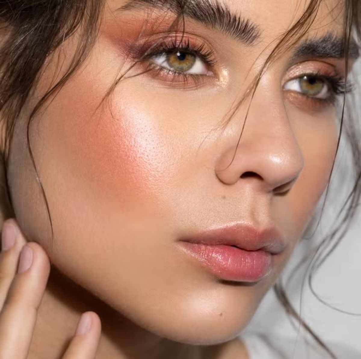 Difumina correctamente el colorete para crear un efecto más natural