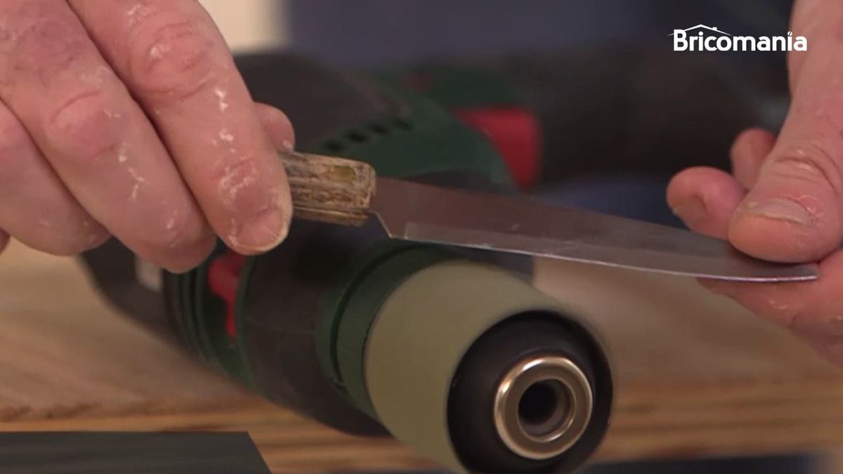 Persona afilando un cuchillo con el taladro / Foto hogarmania